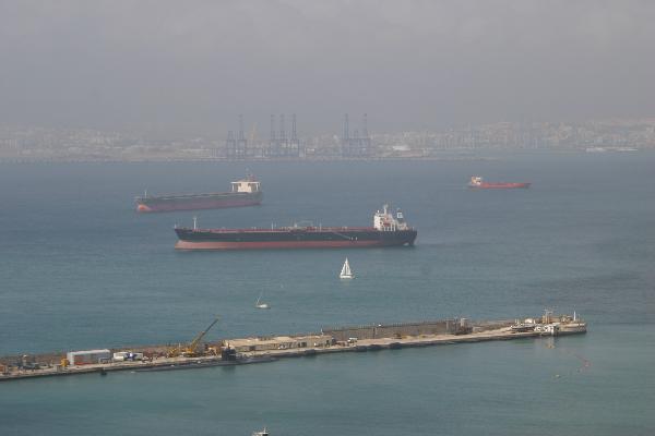 Gibraltarin satama. Huom! Sukellusvene