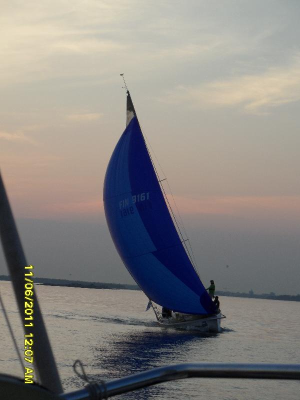 Onneksi aallonmurtaja pit�� pahimmat p�rskeet merell�